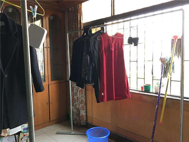 外国人装这款晾衣架轻松搞定！阳台客厅打通后晾衣困扰？学(图6)